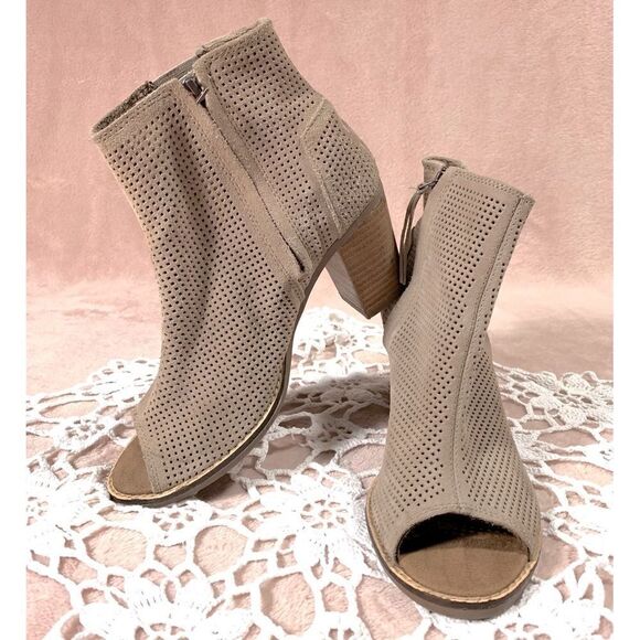 TOMS Majorica Suede Preforated Peep Toe Booties Desert Taupe 7 - Picture 1 of 8